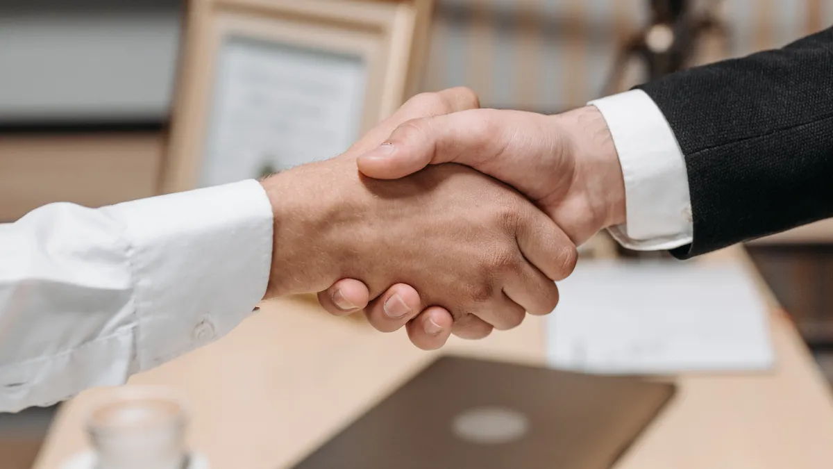ديرماكس توقّع اتفاقية توزيع في دول مجلس التعاون الخليجي